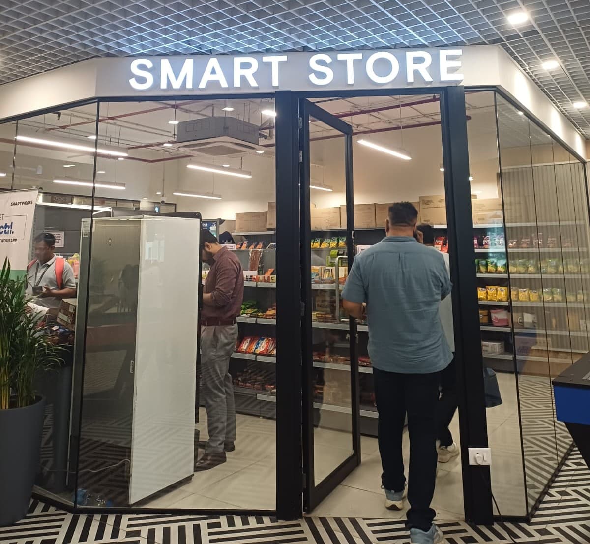 Binnie Smart Store Physical Display and DOOH Screen